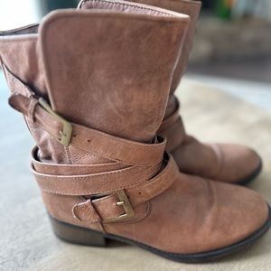 Steve Madden Elle Moto Boots Size 7.5 Tan Wraparound Buckle Pull On